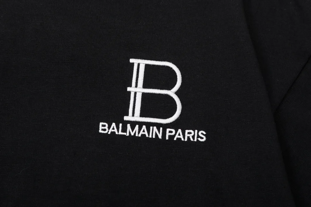 BALMAIN Big B letter embroidery 🪡 The large logo is exquisitely upgraded, inspired by the original Retro fabric of the 1980s. Official Same Style short-sleeved T-shirt. Customized. Gram dyed fabric. Very comfortable to the touch. The latest brick cabinet synchronization for spring and summer. Fashionable and personalized. Super Versatile is good-looking. Very suitable for both men and women. A must-have. Tag. Collar label. Washed wheat. Complete with three labels. Color: Black Size: XS~L